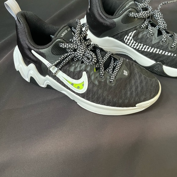 NWOB Nike Kids Giannis Immortality Basketball Shoes - Picture 2 of 10